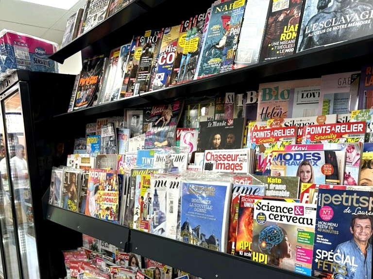 Rayon presse avec journaux et magazines